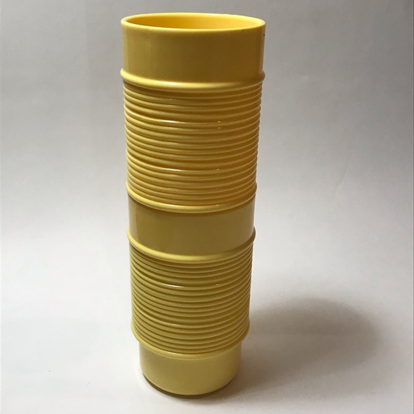 Two Vintage Rubbermaid tall Plastic Cups - Picture 4 of 4